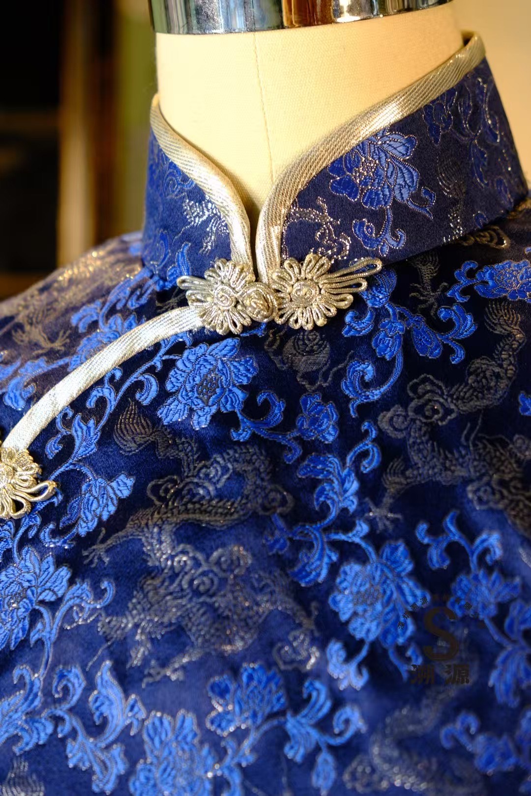60年代 - 「深海龙吟」上世纪六十年代港式定制克莱因蓝（宝蓝）织金织锦缎无袖曳地旗袍：银丝绲边与龙纹牡丹图案 / Customized Design - The "Ocean Dragon's Roar": 1960s Hong Kong Couture Klein Blue Brocade Qipao with Gold-Woven Dragon and Peony Motif, Sleeveless Floor-Length Gown with Silver Metallic Piping.