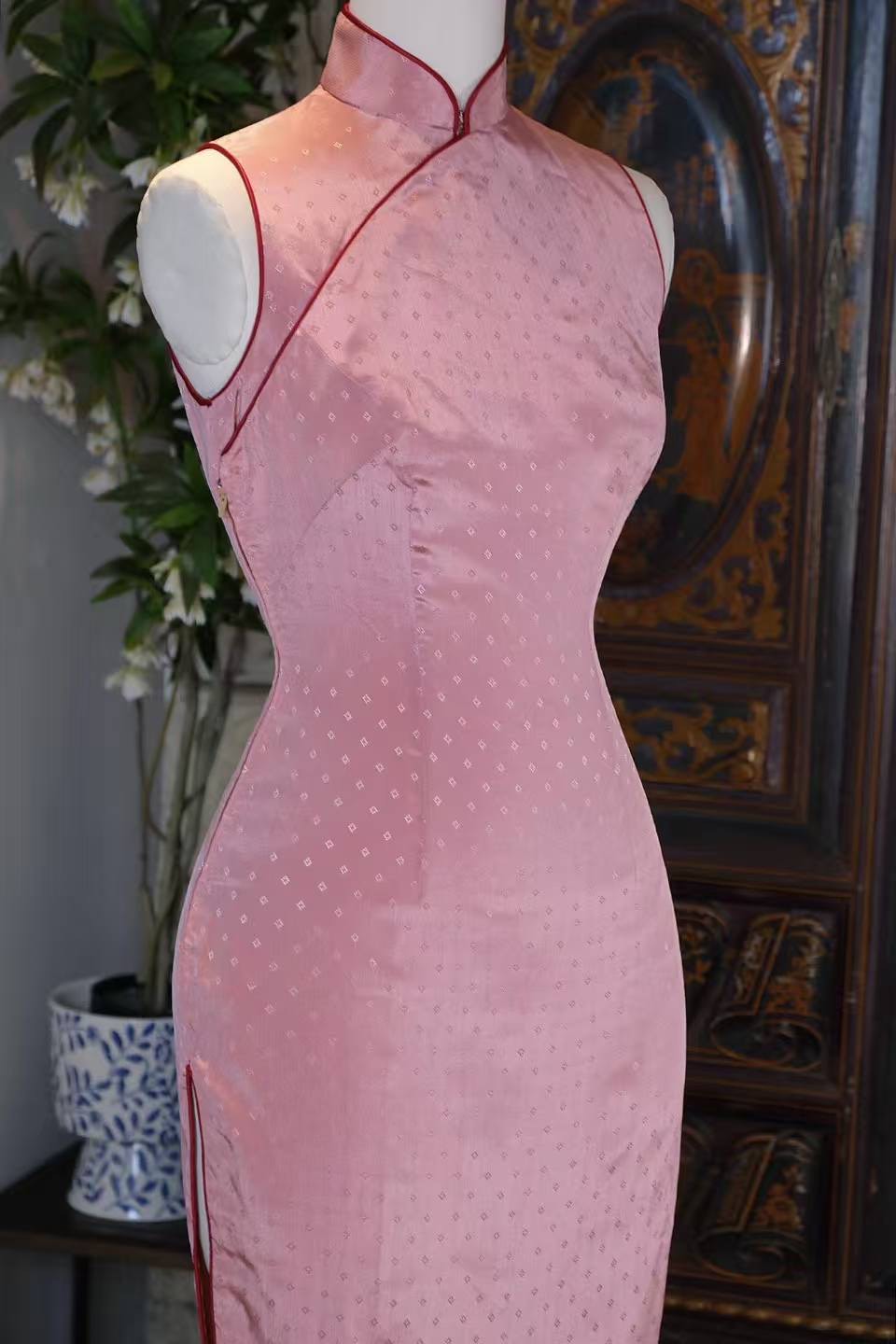 50年代 - 粉缎生辉：提花菱纹与线香绲里的流年叙事 | 1950s - Pink Satin Radiance: Jacquard Stars and the "Incense-Stick" Piping of a Bygone Era