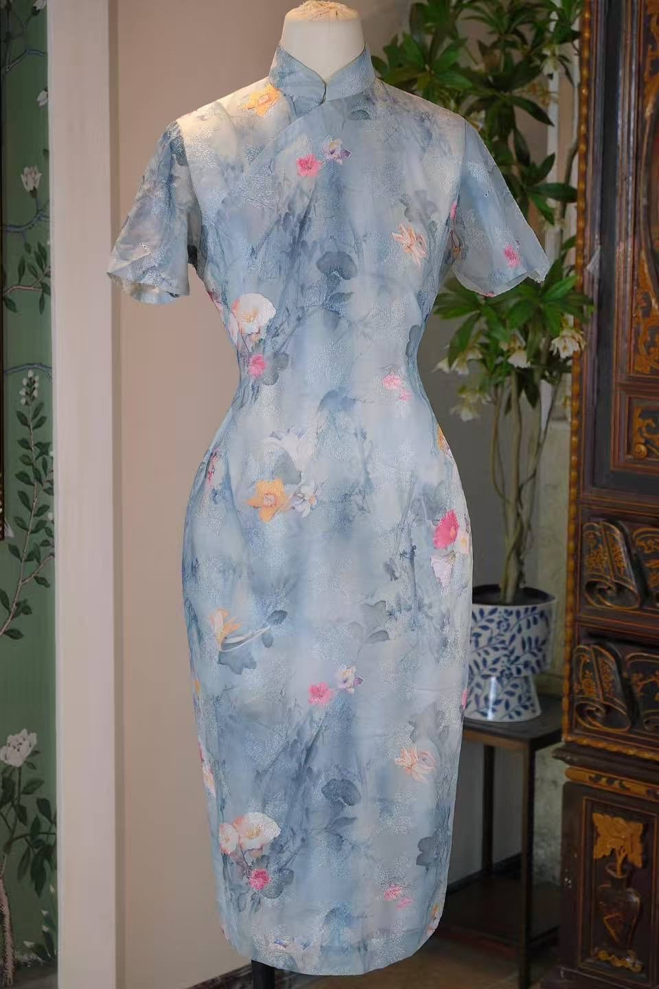 50年代 - 五十年代台湾产天青色水墨机绣蕾丝旗袍 | 1950s - 1950s Taiwan Antique Qipao: Azure Silk with Ink-Wash Aesthetic and Machine-Embroidered Lace