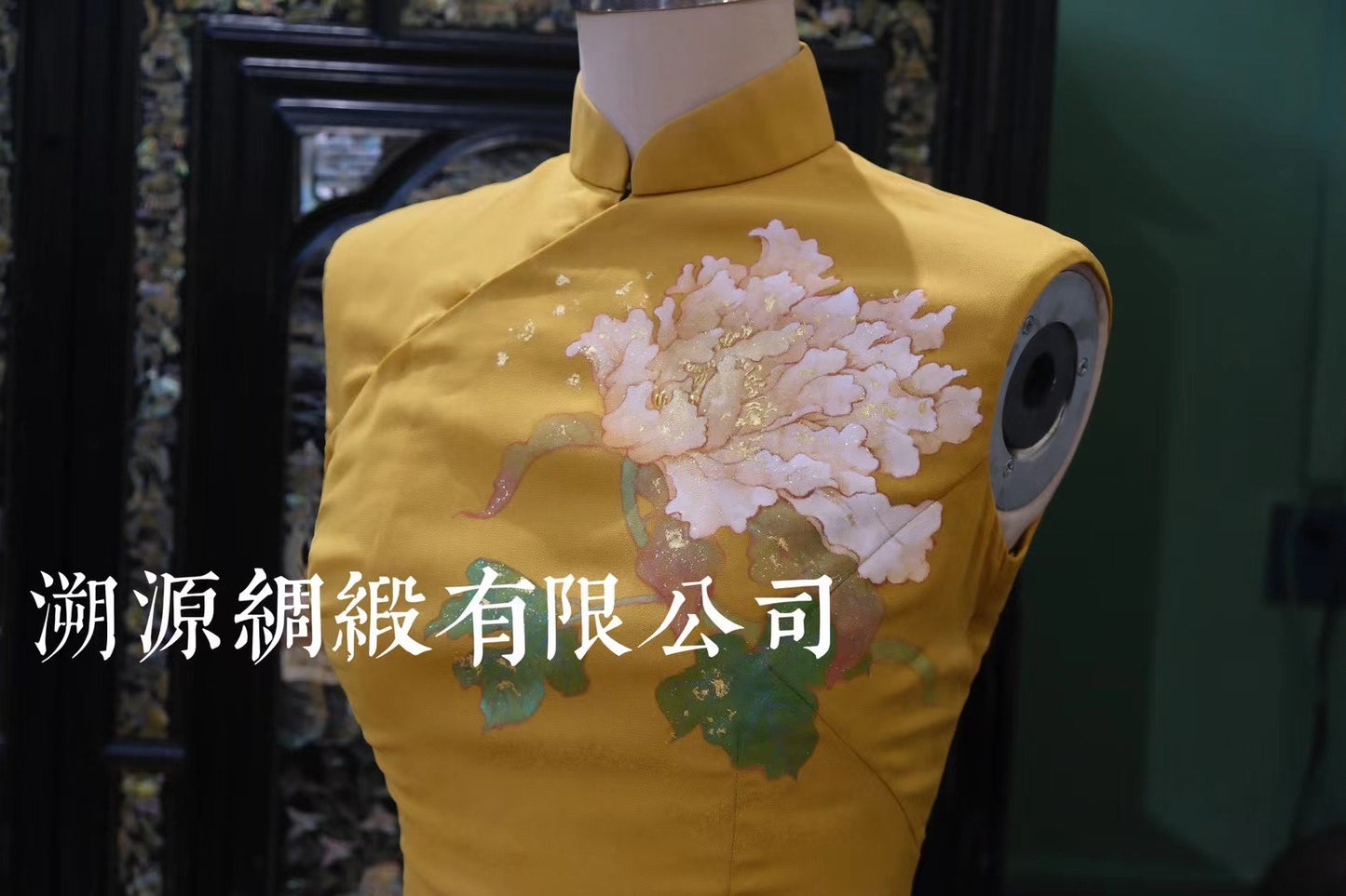 60年代 - Vintage 姜黃工筆手繪瀝粉堆金金箔牡丹古董港工旗袍 | 1960s - Vintage Ginger Yellow Gongbi Hand-Painted Lìfěn Dui Jīn Gold Foil Peony Antique Hong Kong-Style Qipao