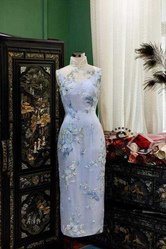 客定结缘 - Ruffo Coli高定奢华：天水碧·手工油画雪纺花卉露背港式旗袍 | Customized Design - Ruffo Coli Haute Couture: Sky Blue Serenity — Hand-Painted 3D Floral Sheer Open-Back Hong Kong Style Qipao