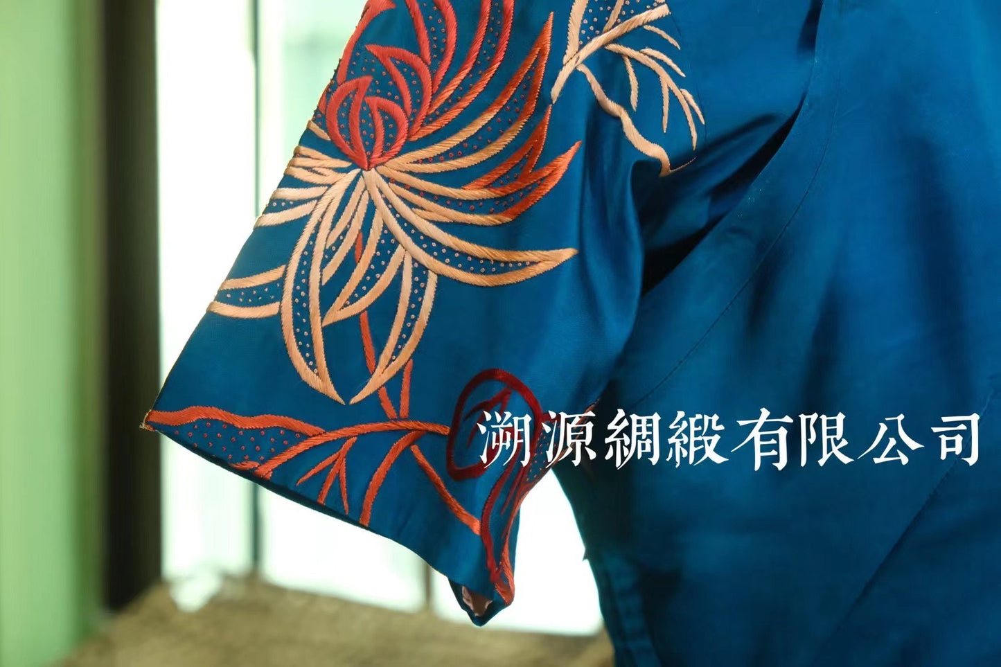 50年代 -【天青蝶舞 • 宝蓝色清代京绣丝光绸缎撞色菊花刺绣短袖旗袍】|  1950s - Sky Blue Butterfly Dance • Royal Blue Qing Dynasty Beijing Embroidery Silk Satin Brocade Contrast Color Chrysanthemum Embroidered Short Sleeve Cheongsam