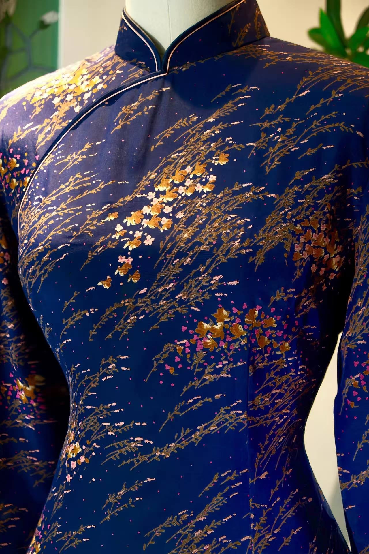 60年代 - 星夜蓝笺·六十年代手绘金枝梅岭南派古董旗袍 | 1960s - Midnight Blue Canvas: 1960s Vintage Cheongsam with Hand-Painted Gold-Branch Plum Motif in Lingnan Style