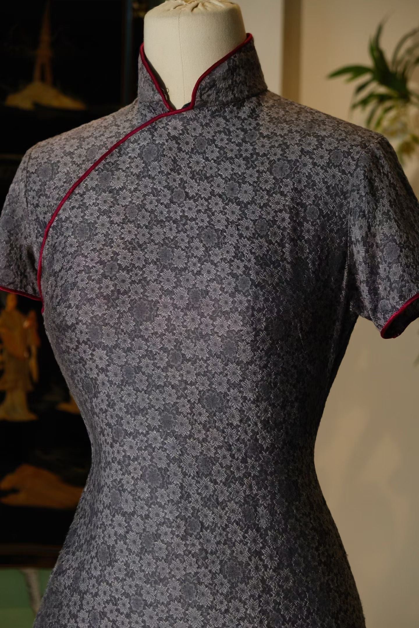 50年代 - 「冰裂瓷韵」：上世纪五十年代提花丝绸线香绲花瓶底古董大陆旗袍 / 1950s - "Porcelain Crackle": A 1950s Mainland China Vintage Qipao with Jacquard Silk, Incense-Thread Piping, and Vase Silhouette