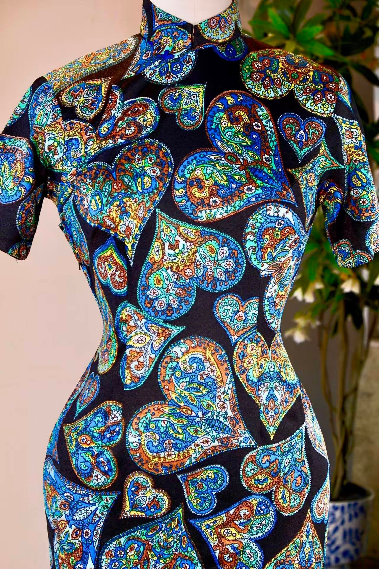 60年代 - 香江绮梦：手绘佩斯利纹古董旗袍 | 1960s - A Fragrant River Dream: Hand-Painted Paisley Antique Qipao