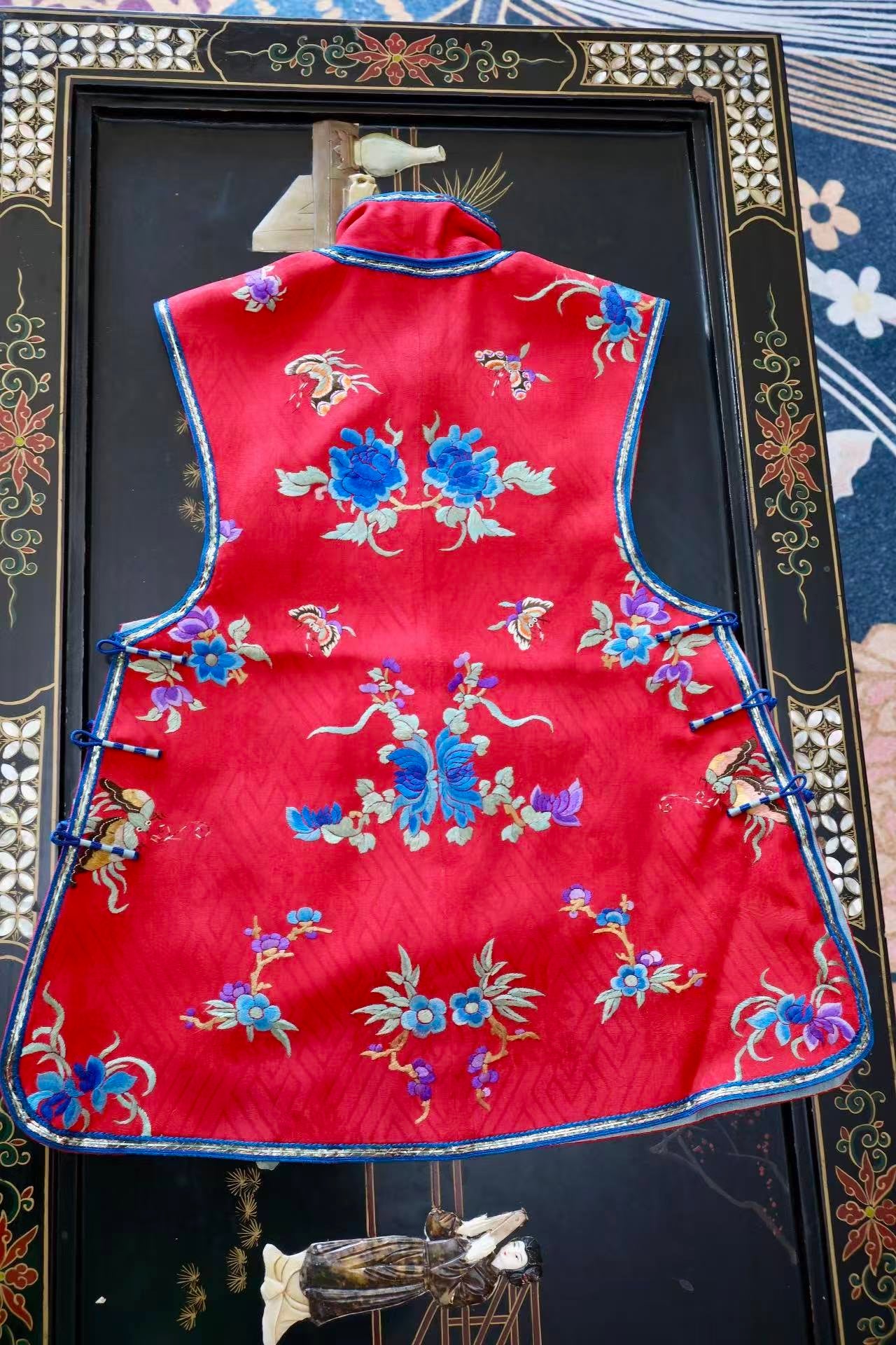 清末民初 - 红缎绣蝶恋花马甲：清末民初的闺阁遗珍 | The Late Qing and Early Republic - Red Satin Embroidered "Butterfly and Flower" Vest: A Boudoir Legacy from the Late Qing and Early Republic