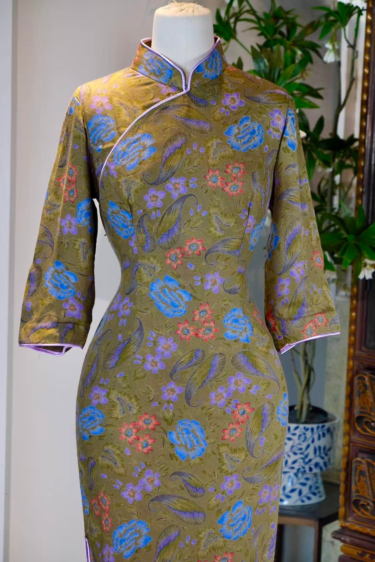 50年代 - 如意涡旋·秋香绿精纺羊毛蓝色牡丹紫色雏菊中西合璧古董旗袍 | 1950s - Ruyi Vortex: A Cross-Cultural Vintage Worsted Wool Cheongsam in Autumn-Incense Green with Blue Peony and Purple Mum Print