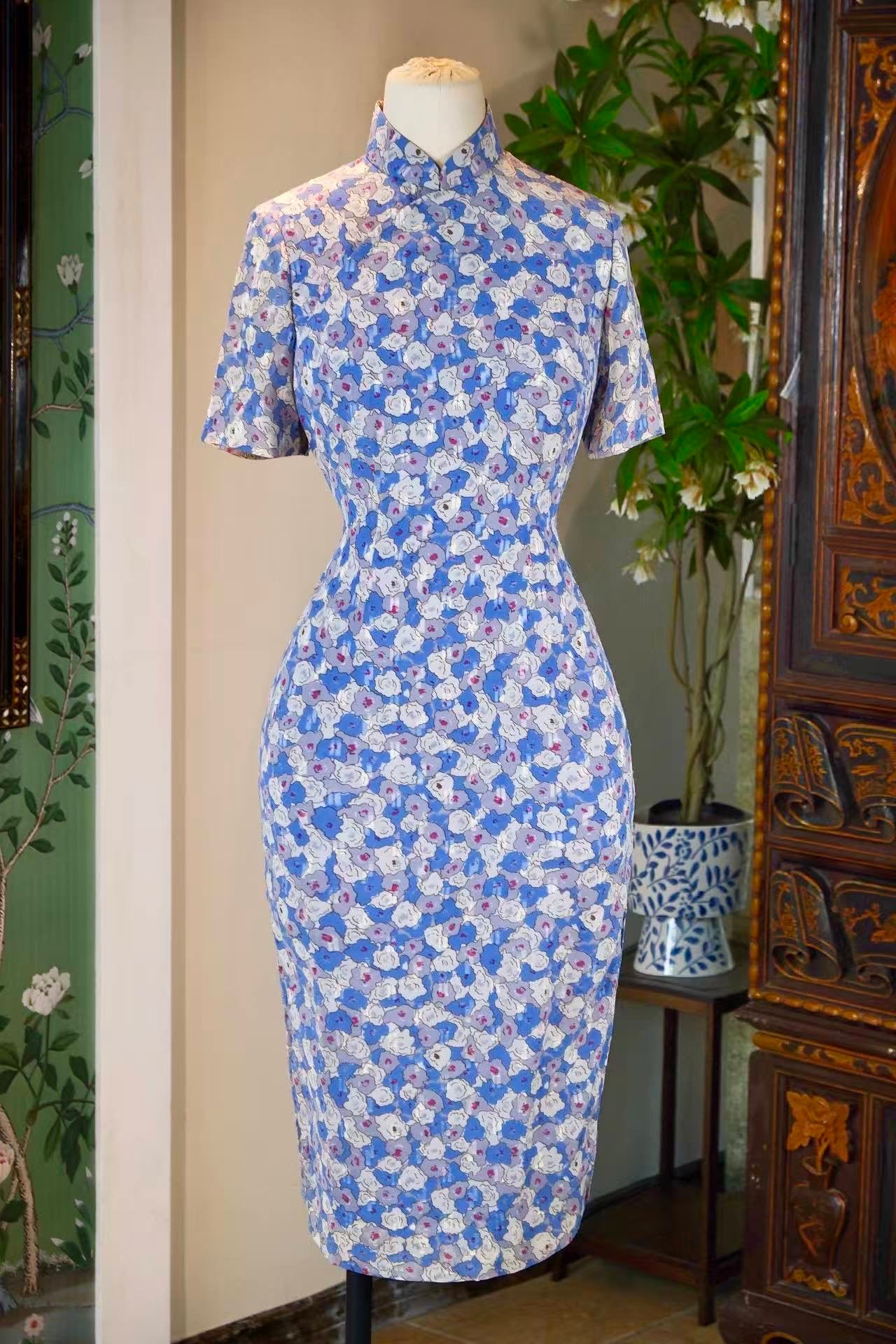 60年代 - 六十年代早期台湾产抽象玫瑰提花古董旗袍 | 1960s - 1960s Early Taiwan Antique Qipao: Abstract Rose Jacquard in Azure and Violet