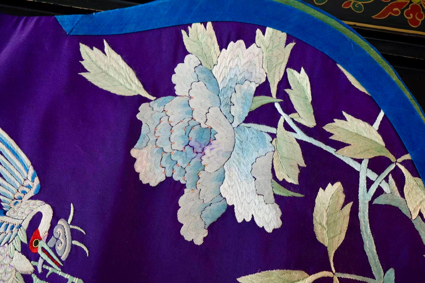 晚清时期 - 晚清刺绣仙鹤牡丹纹马甲：一种古典美学的延续 | Late Qing Dynasty - Elegance of the Late Qing: An Embroidered Vest with Crane and Peony Motifs