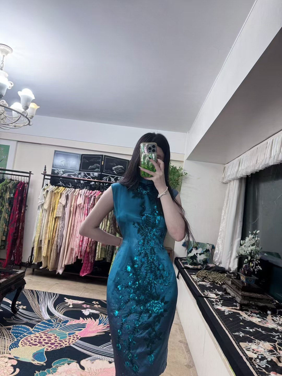 60年代 -【绝代风华·孔雀翎光】无袖手工钉珠古董艺术孤品旗袍 | 1960s - 【Peerless Glamour · Peacock Plume Radiance】Sleeveless Hand-Beaded Antique Art Qipao Masterpiece