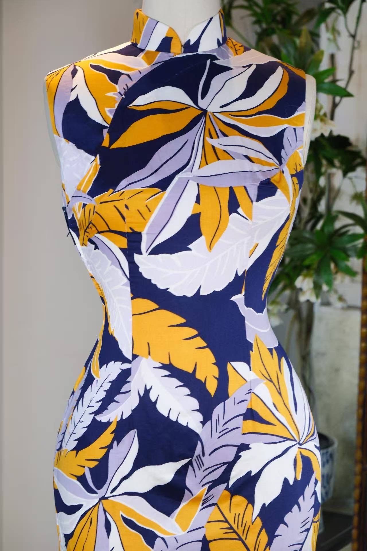 60年代 - 热带诗学·六十年代香港靛蓝纯棉Art Deco南洋叶片古董旗袍 | 1960s - Tropical Poetics: A 1960s Hong Kong Vintage Cheongsam in Indigo Cotton with Art Deco Nanyang Leaf Print