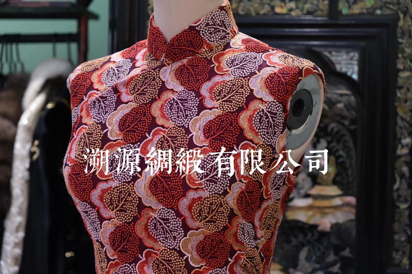 60年代 - 刺繡蕾絲梅花樹葉港工旗袍 (紅底無袖款) | 1960s - Embroidered Lace Plum Blossom and Foliage Hong Kong-Style Qipao (Red Base Sleeveless)