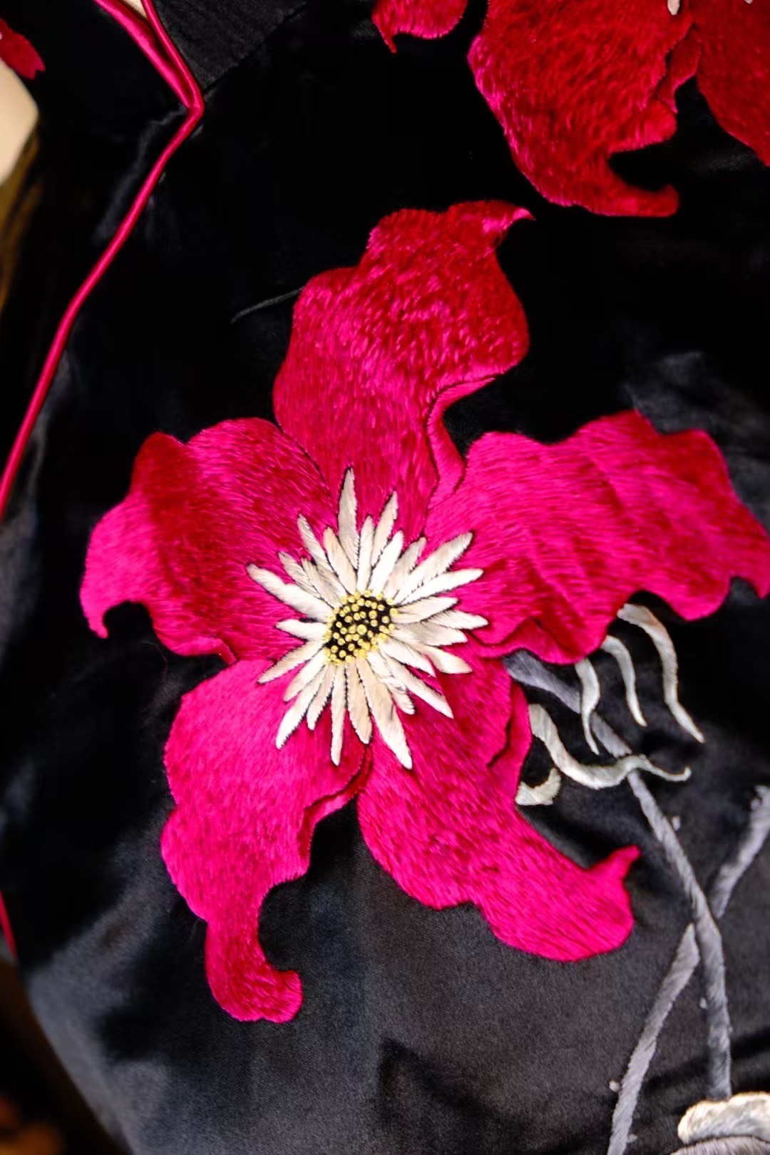 60年代 -【夜绽朱槿】港工典藏：长款真丝苏州刺绣古董旗袍——栩栩如生扶桑花 | 1960s - "Midnight Hibiscus Bloom" Hong Kong Heritage: Long Silk Embroidered Antique Cheongsam – Lifelike Hibiscus Motif