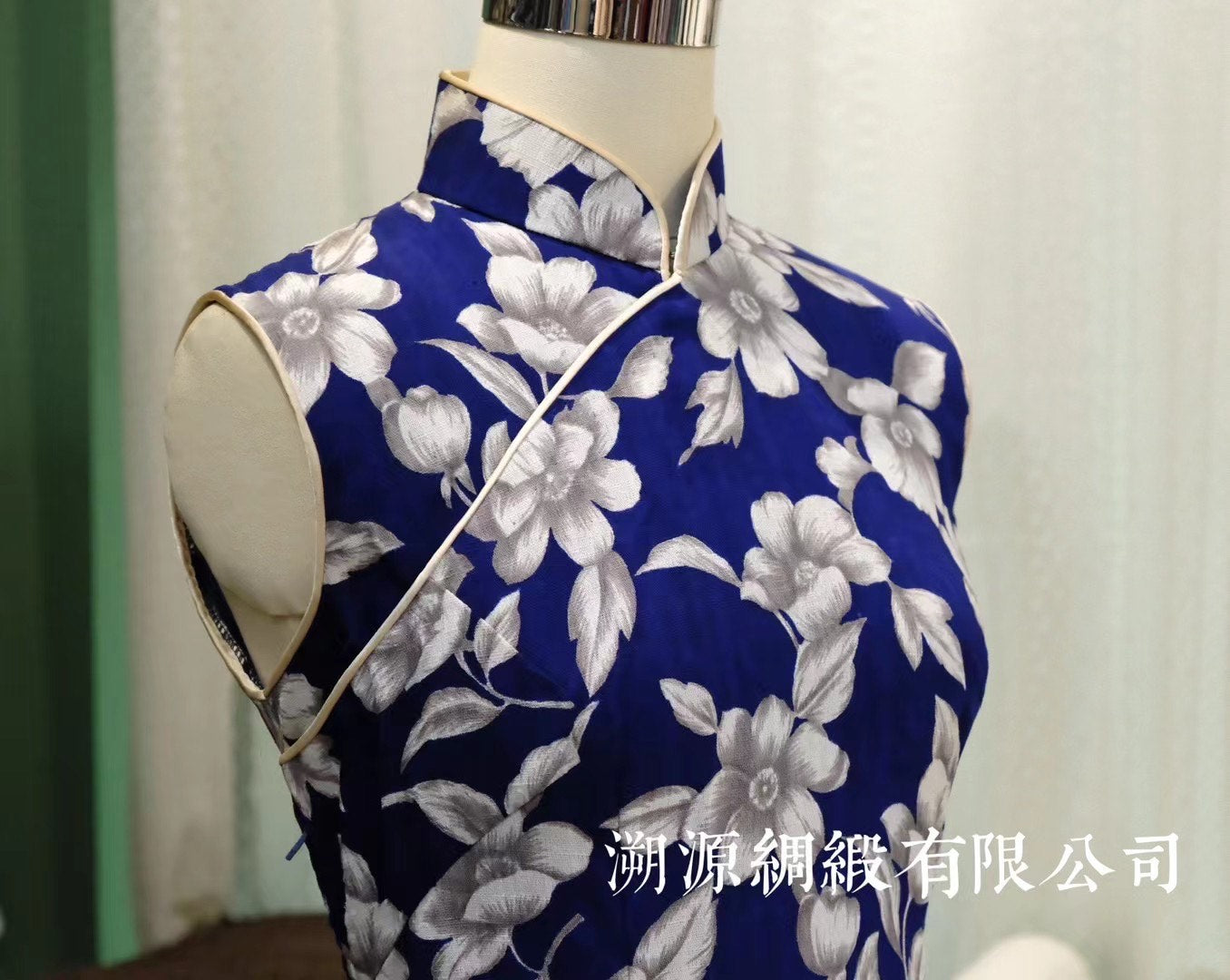 60年代 - 深海花影·摩登对比：宝蓝色写意无袖古董旗袍 | 1960s - The Midnight Bloom Cheongsam: Royal Blue Contrast Sleeveless Qipao