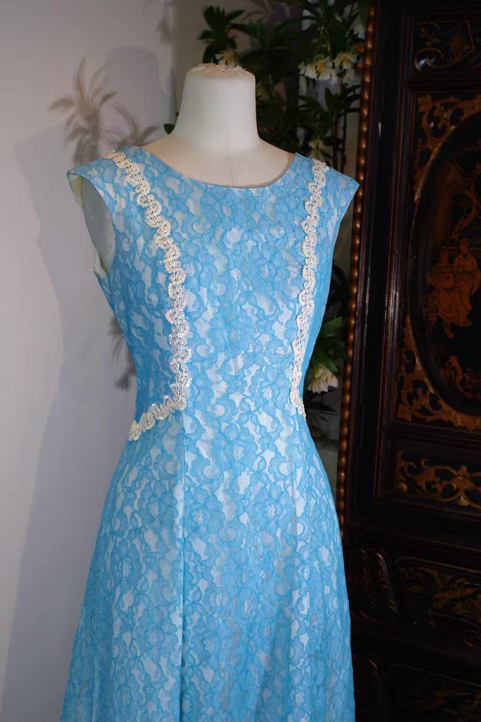 Vintage钉珠礼服 - 海上花列传：六十年代香港织金钉珠古董裙 | Vintage Beaded Dress - Flowers of the Haunted Sea: 1960s Hong Kong Vintage Gowns with Gold Brocade and Hand-Beading