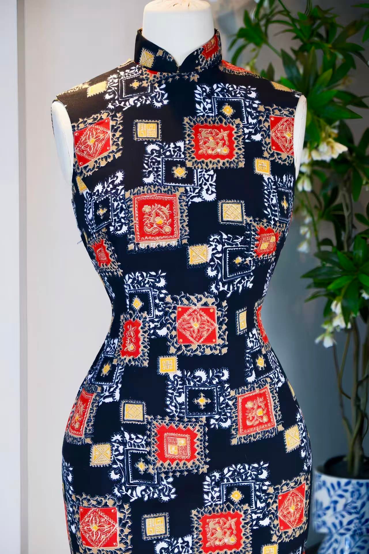 60年代 - 时光锦书·1960年代香港产玄黑丝绸蒙德里安风格几何抽象印花古董旗袍 | 1960s - Timeless Brocade: A 1960s Hong Kong Vintage Black Silk Cheongsam with Mondrian-Style Geometric Abstract Print