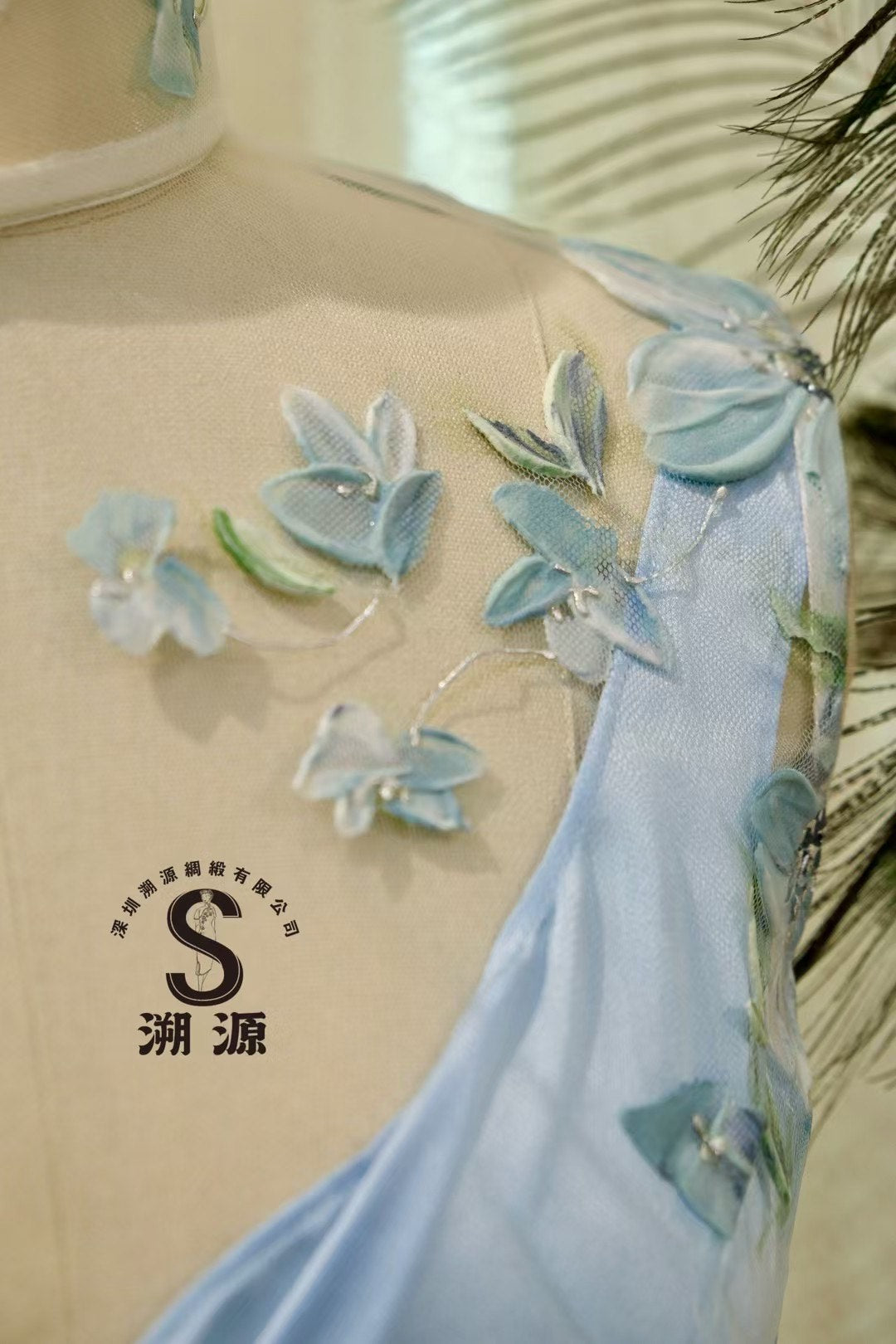 客定结缘 - Ruffo Coli高定奢华：天水碧·手工油画雪纺花卉露背港式旗袍 | Customized Design - Ruffo Coli Haute Couture: Sky Blue Serenity — Hand-Painted 3D Floral Sheer Open-Back Hong Kong Style Qipao