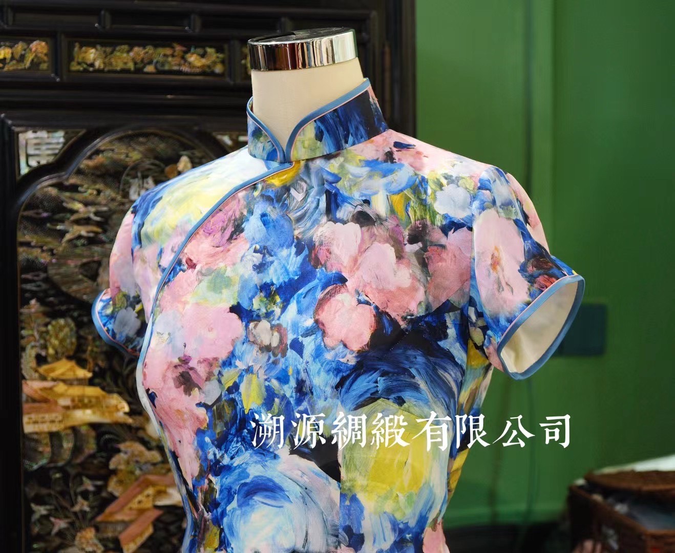 客定结缘 -【Ruffo Coli 致臻·印象派画意】奢华真丝油画旗袍 |  Customized Design - 【Ruffo Coli Opulence · Impressionist Canvas】Luxury Silk Oil Painting Qipao