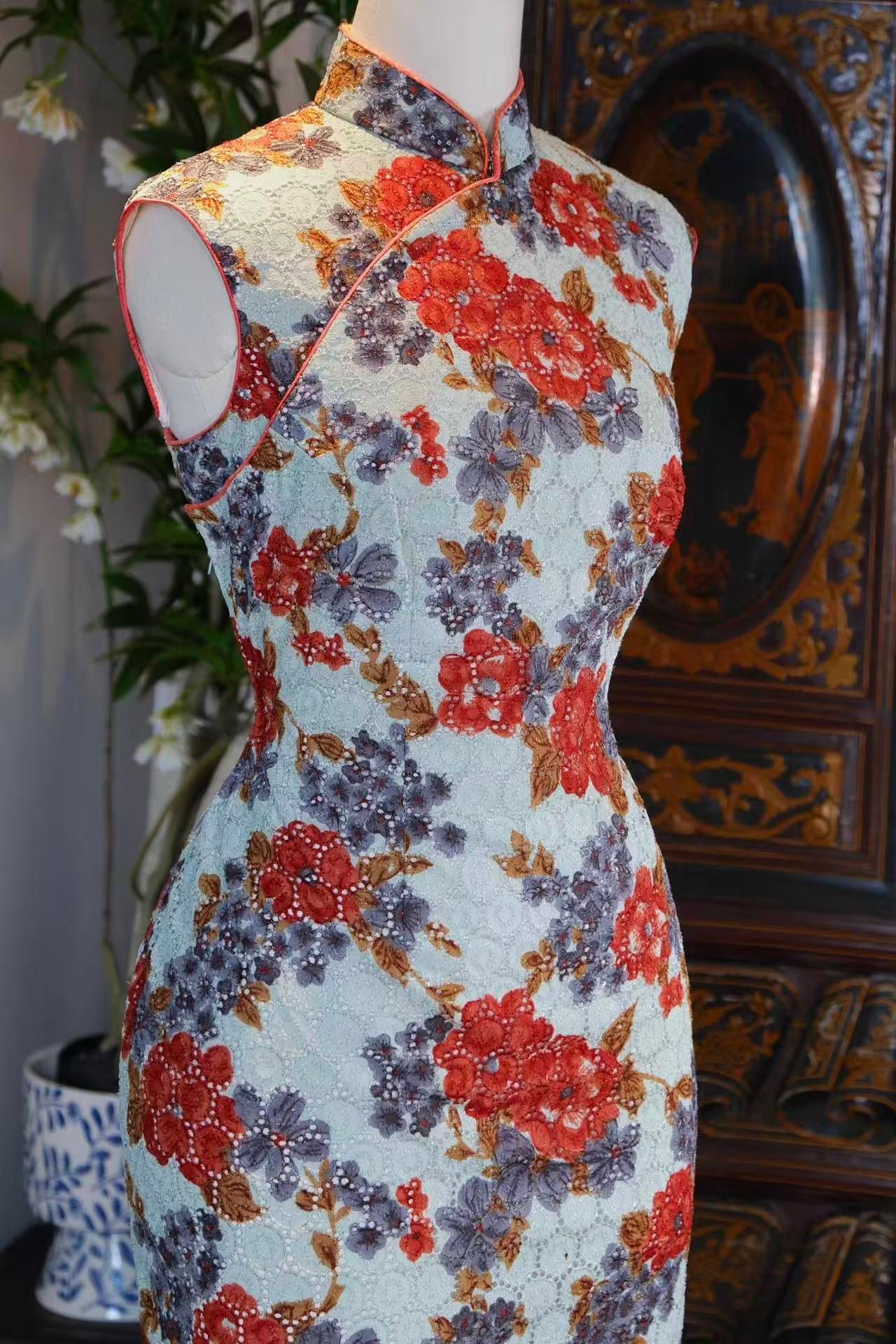 60年代 - 东方绮梦·六十年代香港浅青蕾丝法国刺绣牡丹芍药古董旗袍 | 1960s - Oriental Fantasy: A 1960s Hong Kong Vintage Cheongsam in Pale Cyan Lace with French Embroidered Peony and Peonies