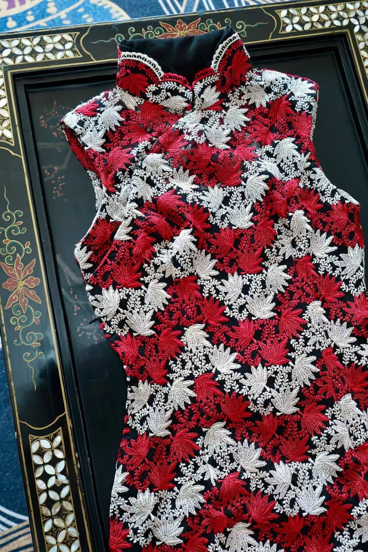 60年代 - 六十年代台湾机器绣花蕾丝旗袍：经纬间的枫雅诗笺 | 1960s - 1960s Taiwanese Machine-Embroidered Lace Qipao: A Poetic Script of Maple Grace Within Warp and Weft