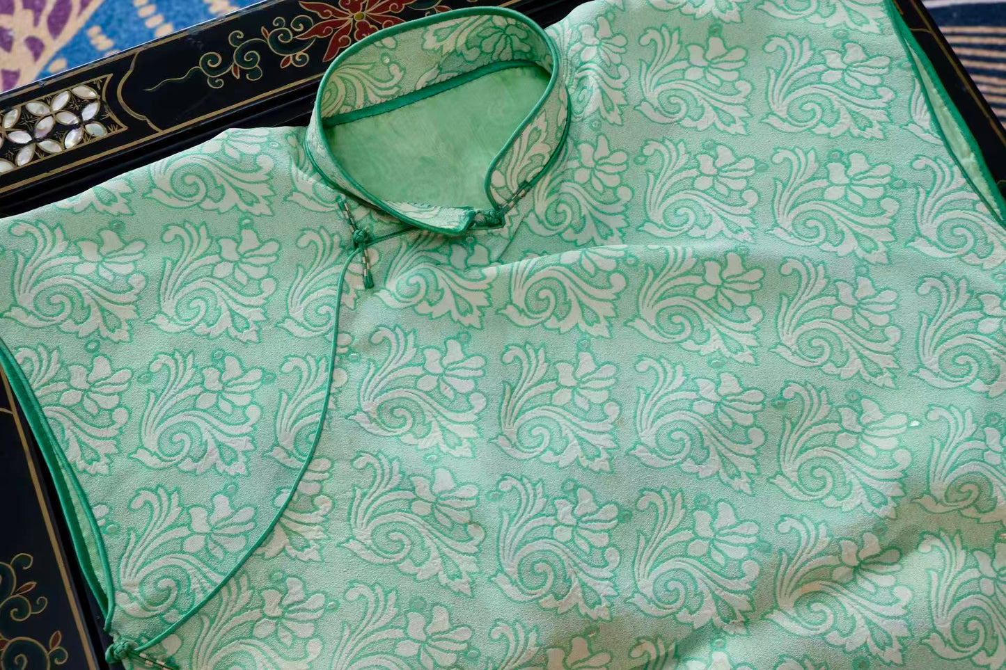 40年代 - 翠漪凝香：一件四十年代真丝提花旗袍的流光絮语 | 1940s - Emerald Ripples and Lingering Fragrance: Whispers of a 1940s Silk Jacquard Qipao