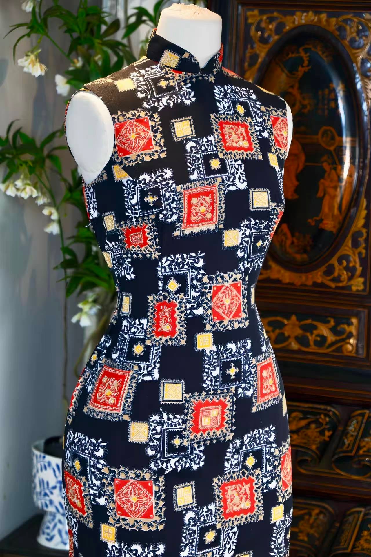 60年代 - 时光锦书·1960年代香港产玄黑丝绸蒙德里安风格几何抽象印花古董旗袍 | 1960s - Timeless Brocade: A 1960s Hong Kong Vintage Black Silk Cheongsam with Mondrian-Style Geometric Abstract Print