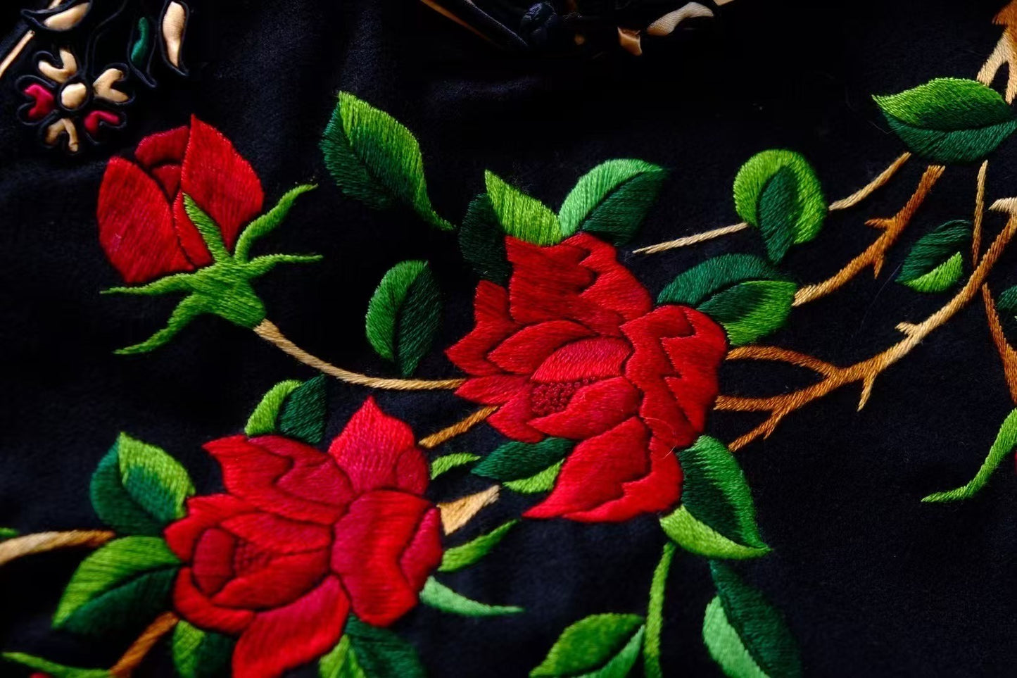 40年代 - ‘暗香浮动’·民国四十年代大陆羊绒/厚绒刺绣玫瑰硬花扣全品古董长袖旗袍 / 1940s - ‘Subtle Fragrance’·1940s Republic-Era Mainland 'Cashmere'/Thick Velvet Rose Embroidery Hard Floral-Knot Full-Condition Antique Long-Sleeve Qipao