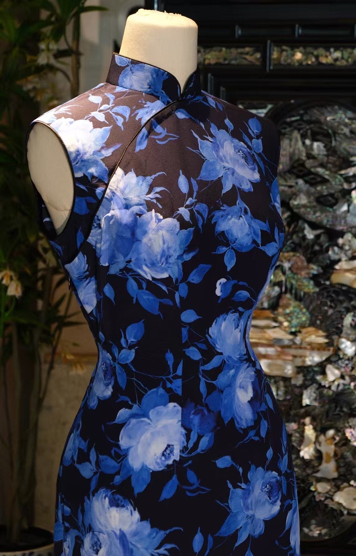 客定结缘 -【夜幕幽蓝·青花瓷韵·水墨玫瑰旗袍】| Customized Design - 【Midnight Serenity · Porcelain Blue Echo · Ink Rose Qipao】