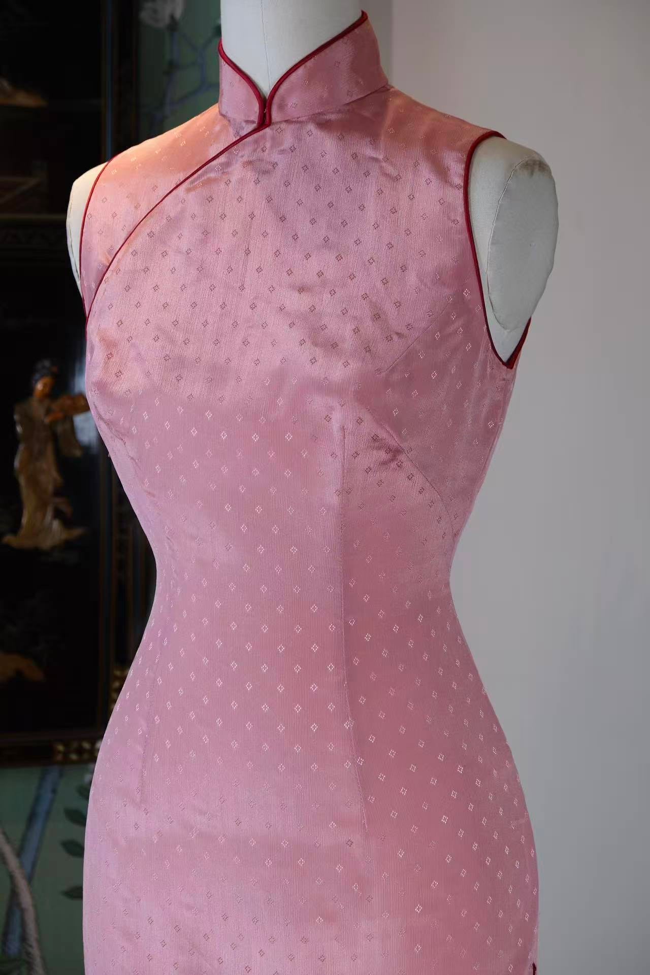50年代 - 粉缎生辉：提花菱纹与线香绲里的流年叙事 | 1950s - Pink Satin Radiance: Jacquard Stars and the "Incense-Stick" Piping of a Bygone Era