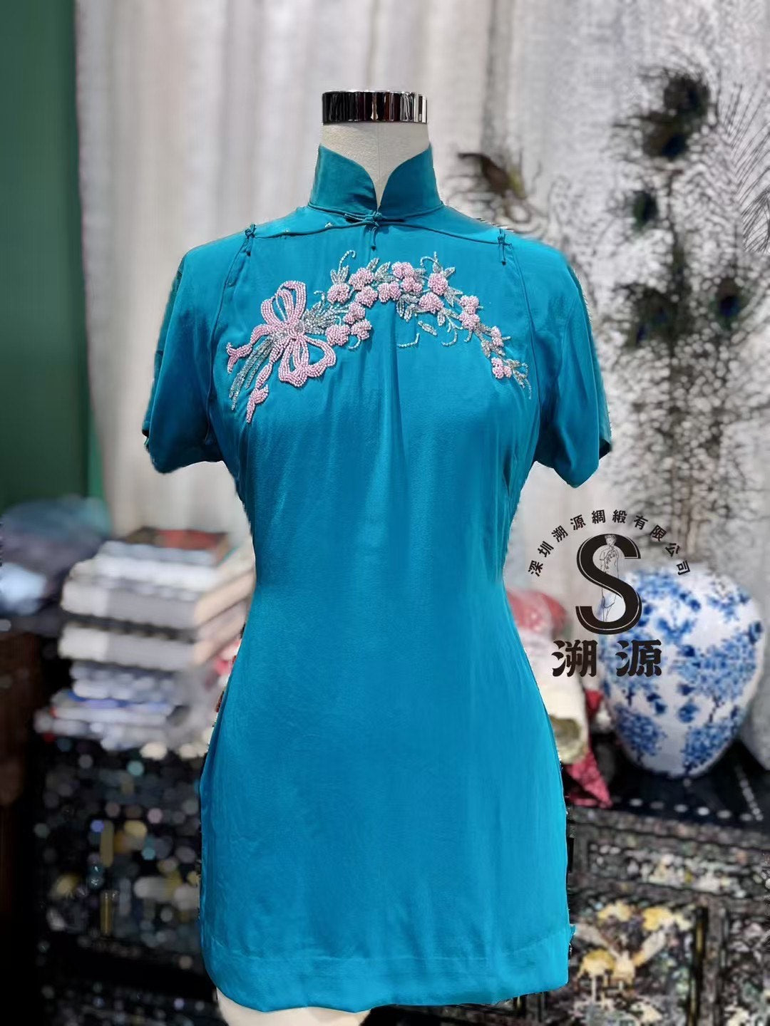 40年代 - 罕见珍品：民国40年代末期 孔雀蓝双襟钉珠短袖古董短衫 | 1940s - A Rare Vintage Late 1940s Republic Era Peacock Blue Double-Placket Short Sleeve Tunic/Short Qipao with Hand-Beaded Embroidery
