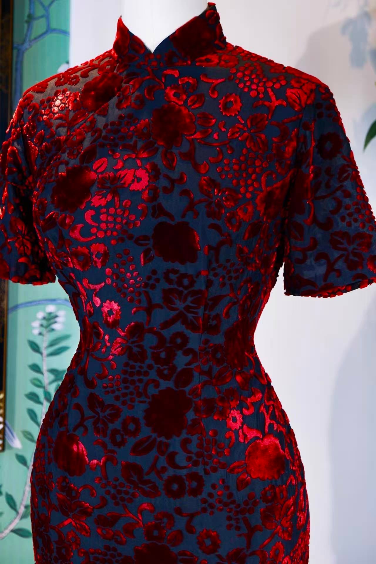 60年代 - 绛红诗学·六十年代台湾产黑底烧花丝绒渐变缠枝花卉古董旗袍 | 1960s - Crimson Poetics: A 1960s Taiwan Vintage Burnout Velvet Cheongsam with Gradient Scrolling Florals on Black