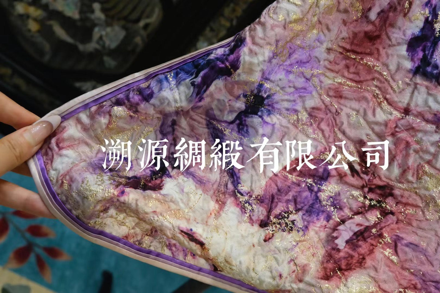 客定结缘 - Ruffo Coli 真丝织金肌理感·晕染抽象花卉纹·雅致粉紫色系·中式立领盘扣短袖旗袍 | Customized Design - Ruffo Coli Textured Silk Woven Gold, Watercolor Abstract Floral Pattern, Elegant Pink-Purple Tones, Chinese Mandarin Collar Knot-Button Short-Sleeve Qipao