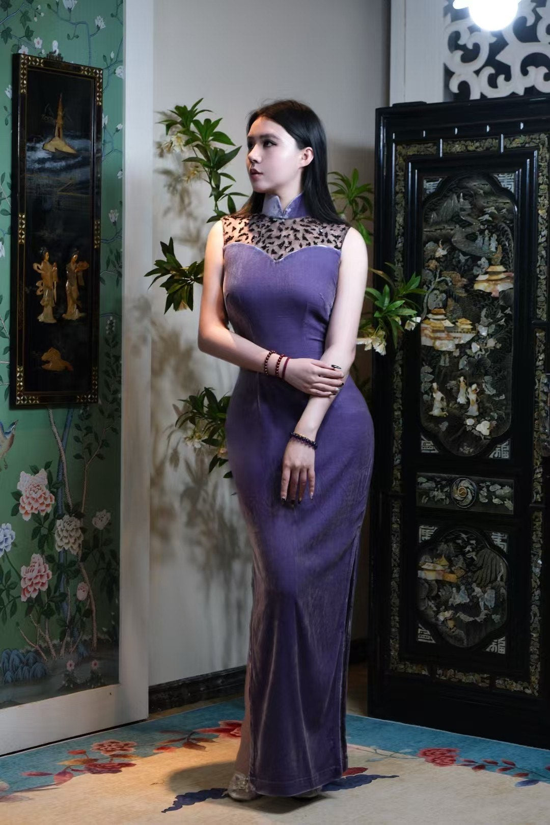 客订结缘 - 曜紫夜魅 | 意大利Ruffo Coli高定法绣双层蕾丝拼接进口真丝天鹅绒曳地港式旗袍 |  Customized Design - Violet Nocturne | Italian Ruffo Coli Couture French Embroidered Double-Layer Lace and Imported Silk Velvet Hong Kong Style Qipao Gown