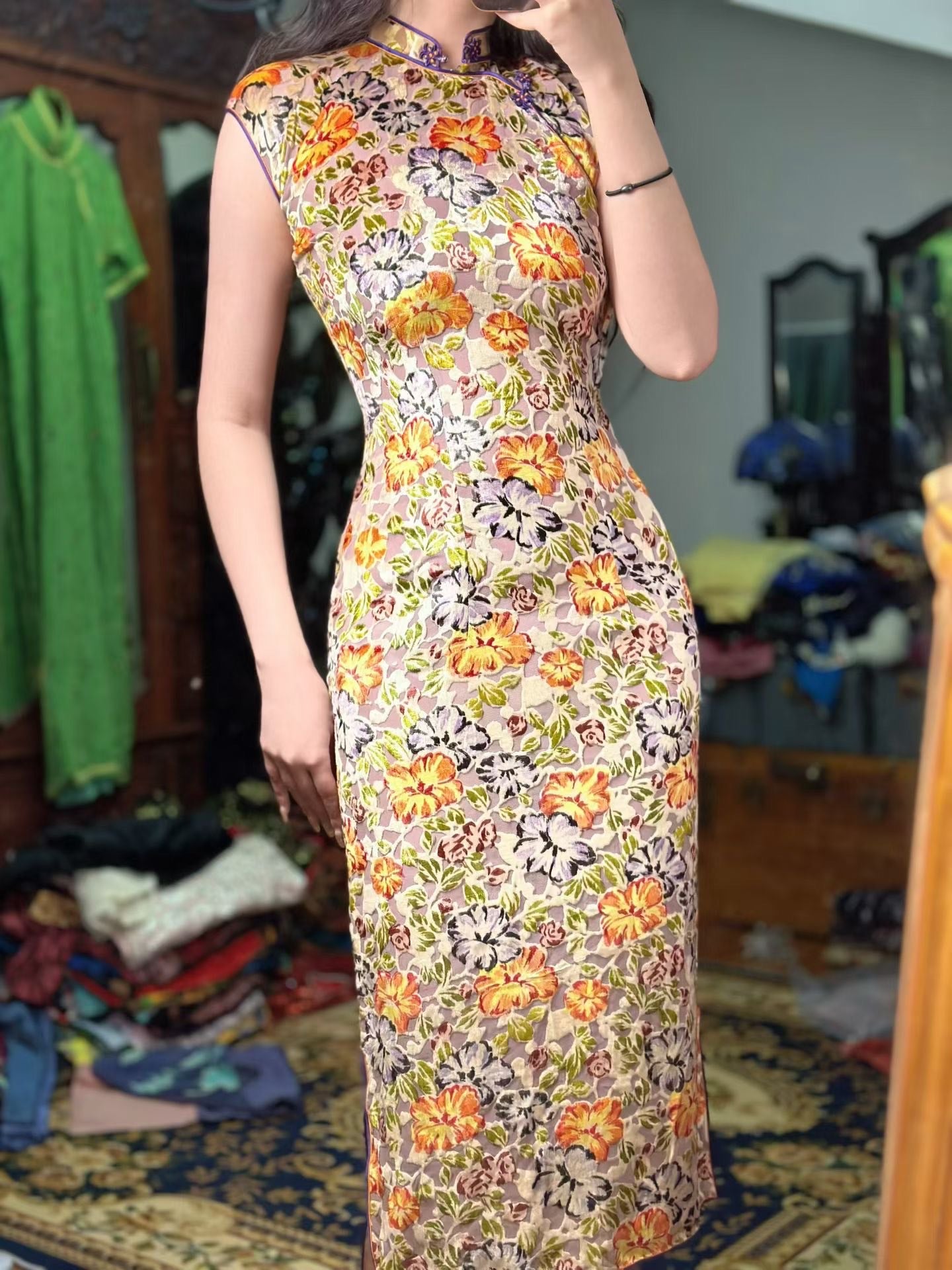 40年代 - 1940年代海派名店“霞飞女服”出品：藕色地烧花丝绒牵牛花纹印花旗袍（张信哲先生珍藏）| 1940s -  A 1940s Haipai Masterpiece by Avenue Joffre Ladies' Wear：Devoré Velvet Qipao with Morning Glory Print (The Jeff Chang Collection)