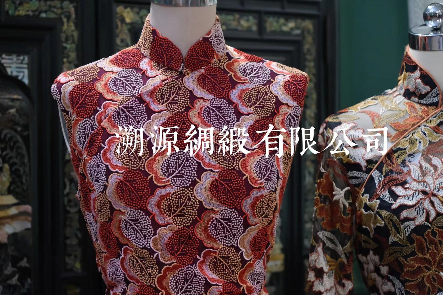 60年代 - 刺繡蕾絲梅花樹葉港工旗袍 (紅底無袖款) | 1960s - Embroidered Lace Plum Blossom and Foliage Hong Kong-Style Qipao (Red Base Sleeveless)