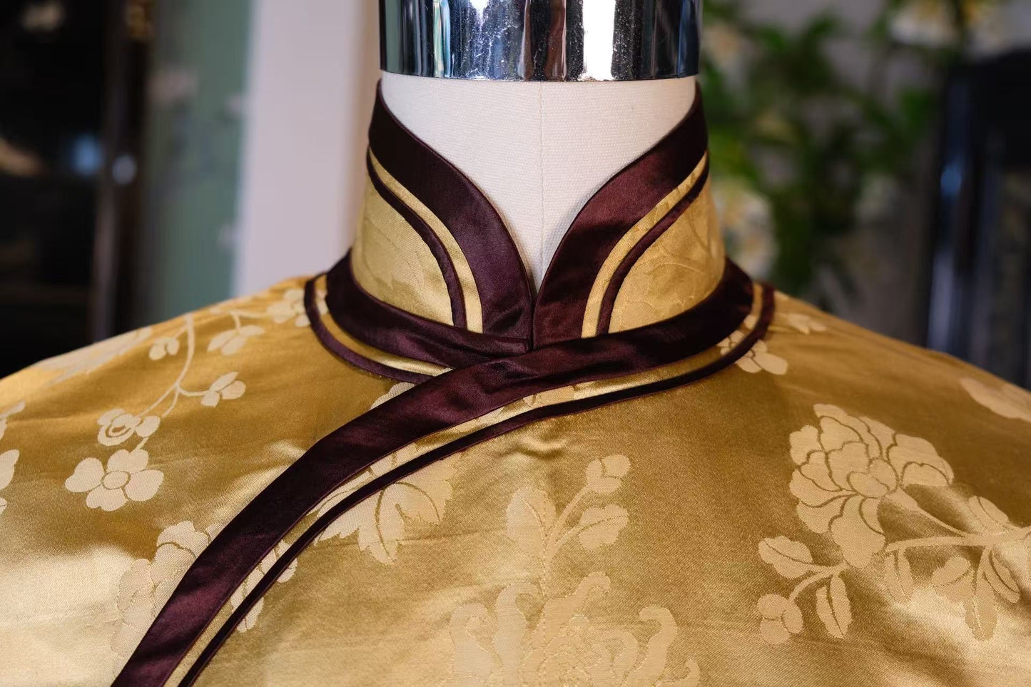 50年代 -【乐怡芳华】民国摹本缎·三角花瓶底 港式宽绲撞色旗袍 | 1950s -【Le-Yi's Golden Bloom】Vintage-Inspired Damask Qipao: Hong Kong-Style Geometric Waist with Broad Contrast Piping