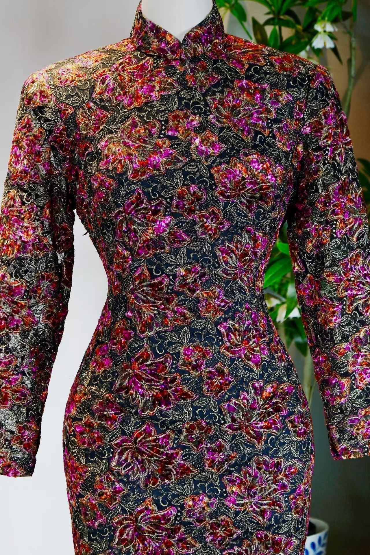 60年代 - 香港织金蕾丝烧花丝绒手绘古董旗袍 | 1960s - An Epic Vintage 1960s Hong Kong Cheongsam with Triple-Layered Craftsmanship (Gold Brocade Lace, Devoré Velvet, and Hand-Painting)