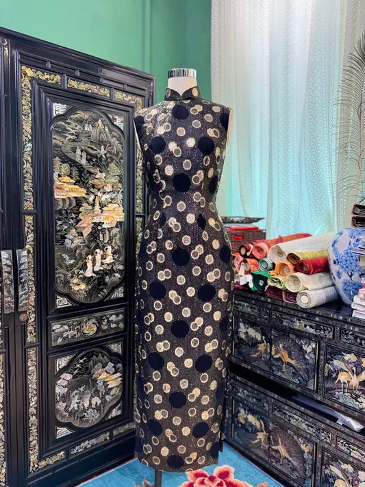60年代 - 华丽织锦：黑金几何波点金丝织锦无袖古董旗袍 | 1960s - A Dazzling Black and Gold Geometric Polka Dot Metallic Brocade Sleeveless Vintage Qipao/Cheongsam