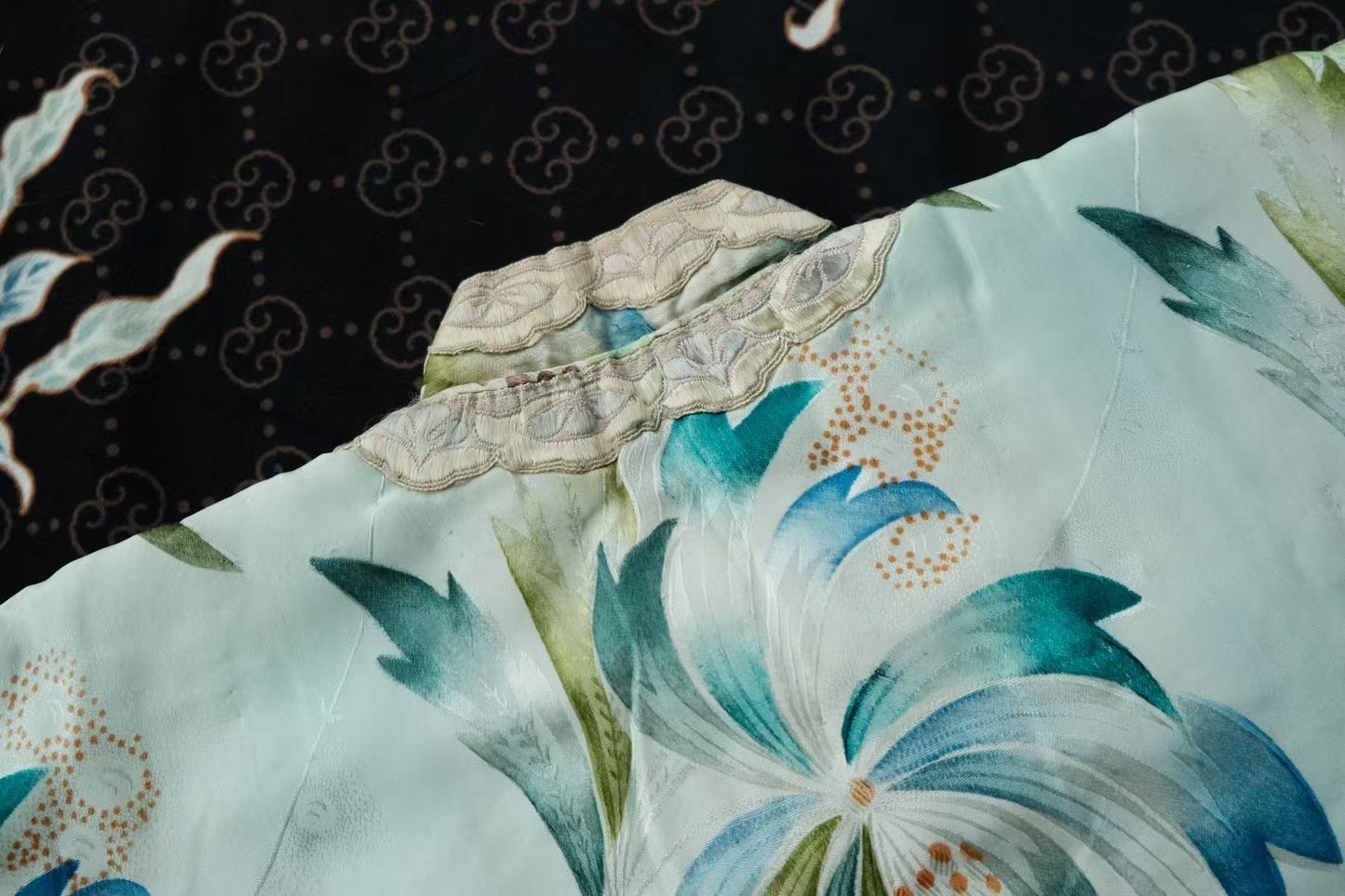 20年代 - ‘湖光春晓’·民国二十年代浅蓝地提花丝绸水墨晕染花卉圆摆花边倒大袖古董上衣 / 1920s - ‘Lake Spring Dawn’·1920s Republic-Era Light-Blue Jacquard Silk Floral Ink-Wash Print Peplum Antique Short Jacket/Top with Petal Cuffs