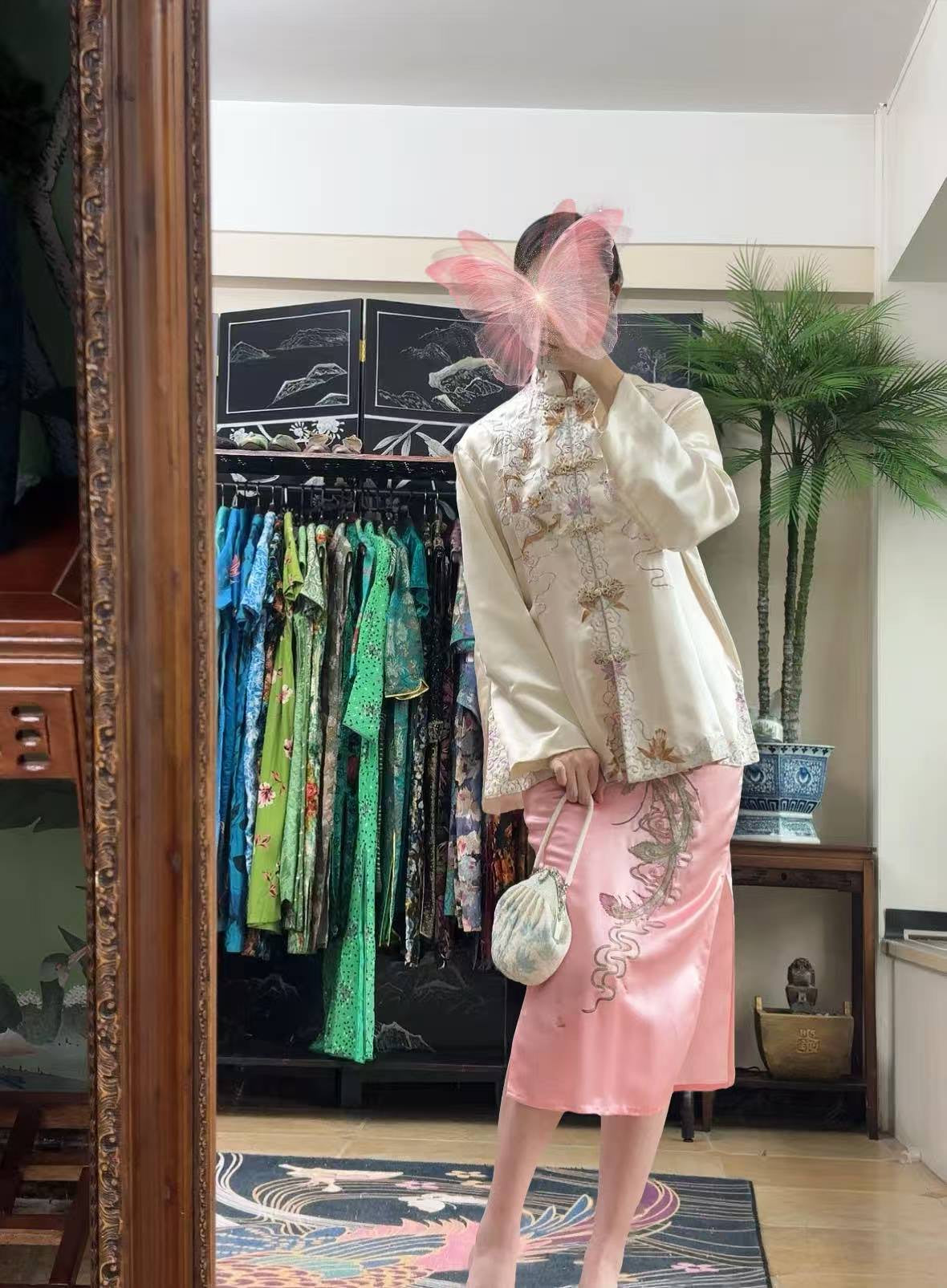 50年代 - 五十年代梅花牌龙凤呈祥旗袍短褂套装：粤绣盘金绣技艺与东方美学的古董遗珍 | 1950s - 1950s "Plum Blossom" Brand Dragon &amp; Phoenix Suit: An Archival Treasure of Yue Embroidery and Oriental Aesthetics