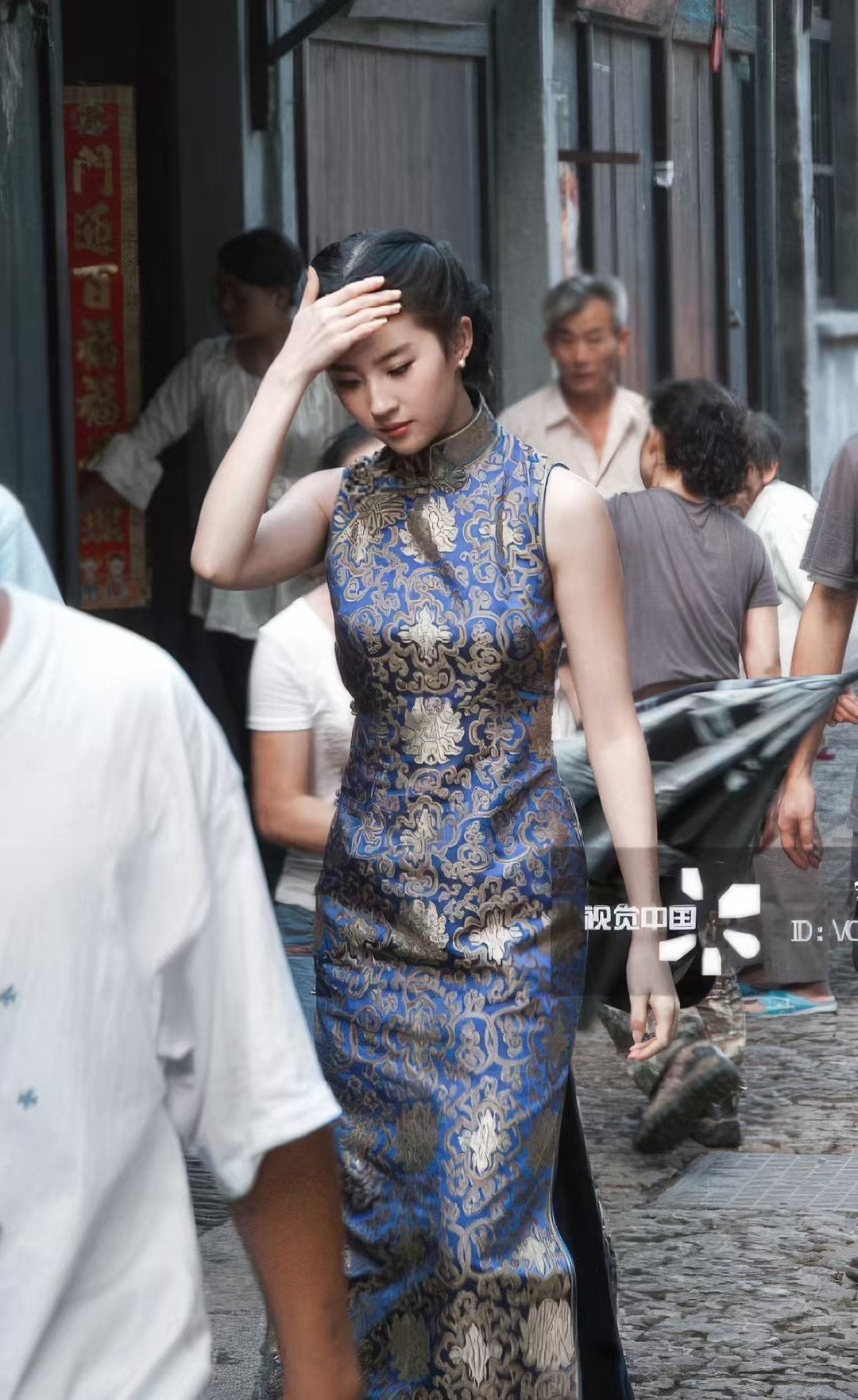 60年代 - 「深海龙吟」上世纪六十年代港式定制克莱因蓝（宝蓝）织金织锦缎无袖曳地旗袍：银丝绲边与龙纹牡丹图案 / Customized Design - The "Ocean Dragon's Roar": 1960s Hong Kong Couture Klein Blue Brocade Qipao with Gold-Woven Dragon and Peony Motif, Sleeveless Floor-Length Gown with Silver Metallic Piping.