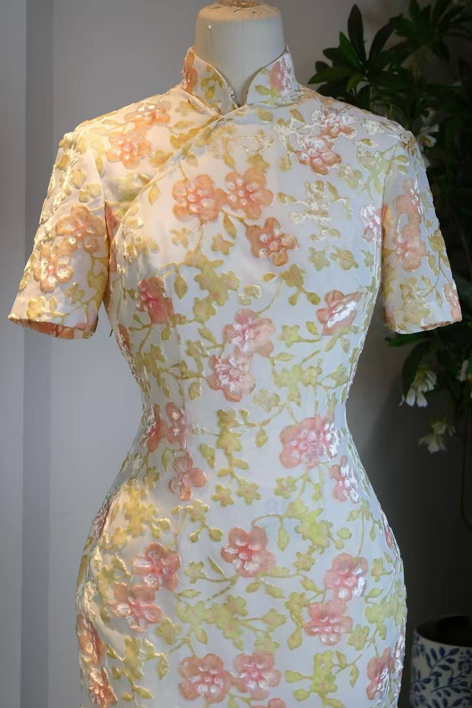 60年代 - 六十年代烧花丝绒手绘晕染台湾产古董旗袍 | 1960s - 1960s Taiwanese Antique Qipao: Burn-out Velvet with Hand-Painted Gradient
