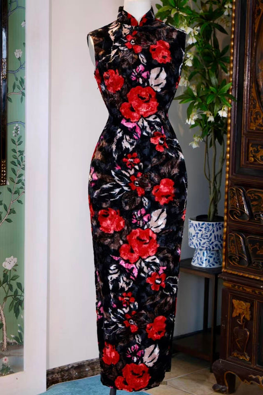 60年代 - 玫瑰金丝绒印花香港古董旗袍 | 1960s - a Vintage Hong Kong Rose-Print Gold Velvet Cheongsam