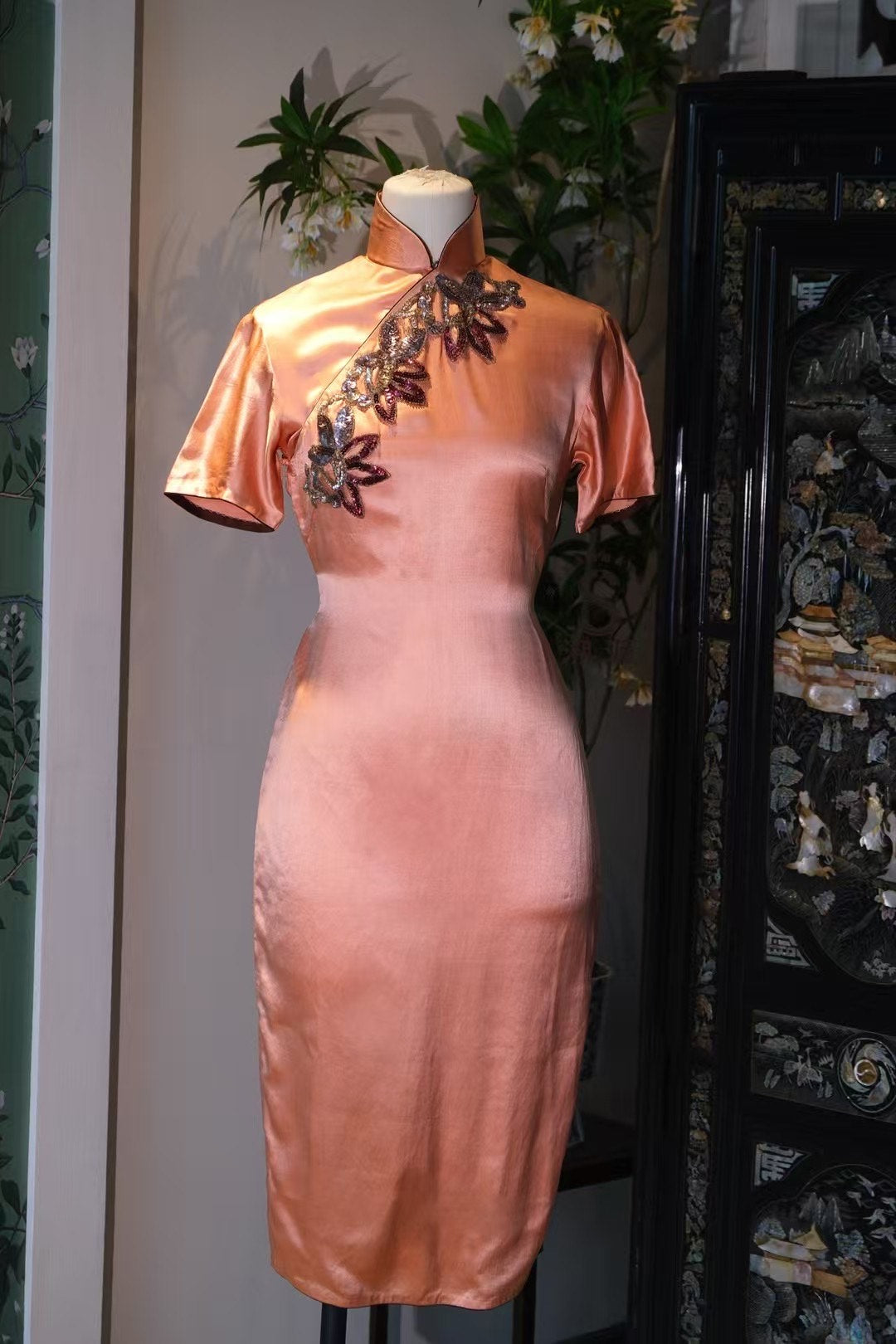 50年代 - 流光溢彩・蝦粉素緞・咖啡香绲・古董手工珠繡旗袍 / 1950s - Glimmering Radiance - Shrimp Pink Plain Satin - Coffee Trim Hand-Sewn Antique Beaded Qipao