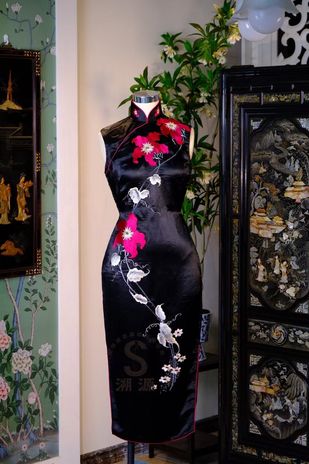60年代 -【夜绽朱槿】港工典藏：长款真丝苏州刺绣古董旗袍——栩栩如生扶桑花 | 1960s - "Midnight Hibiscus Bloom" Hong Kong Heritage: Long Silk Embroidered Antique Cheongsam – Lifelike Hibiscus Motif