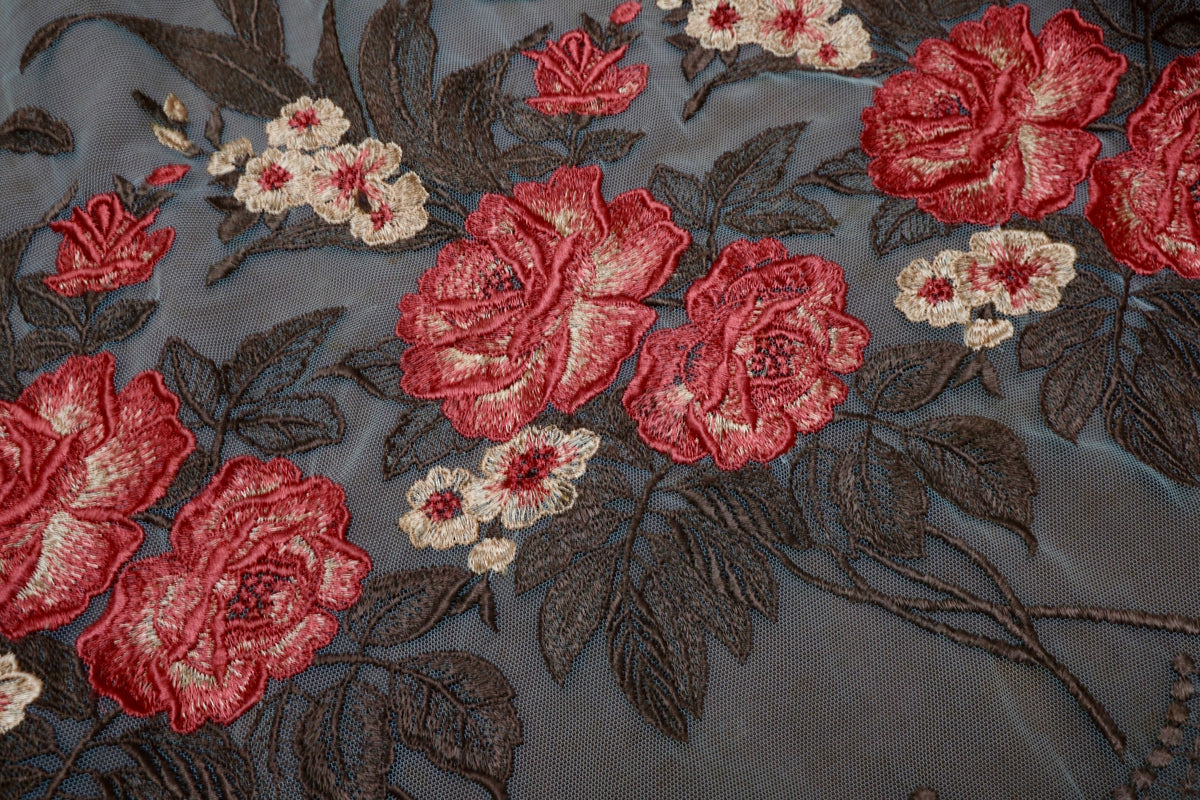 霓裳旧梦：钟情绸缎庄的南洋绮语与西式绣工 | Sartorial Nostalgia: The Nanyang Reverie and Western Embroidery of Chung Ching Mercery
