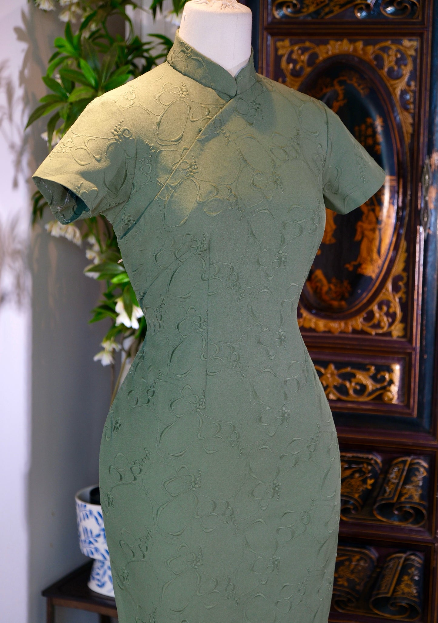 60年代 - 翠影流芳：一件五十年代台湾机绣旗袍的时光叙事 | 1960s - Fragrance in Emerald Shadows: A Temporal Narrative of a 1960s Taiwanese Machine-Embroidered Qipao