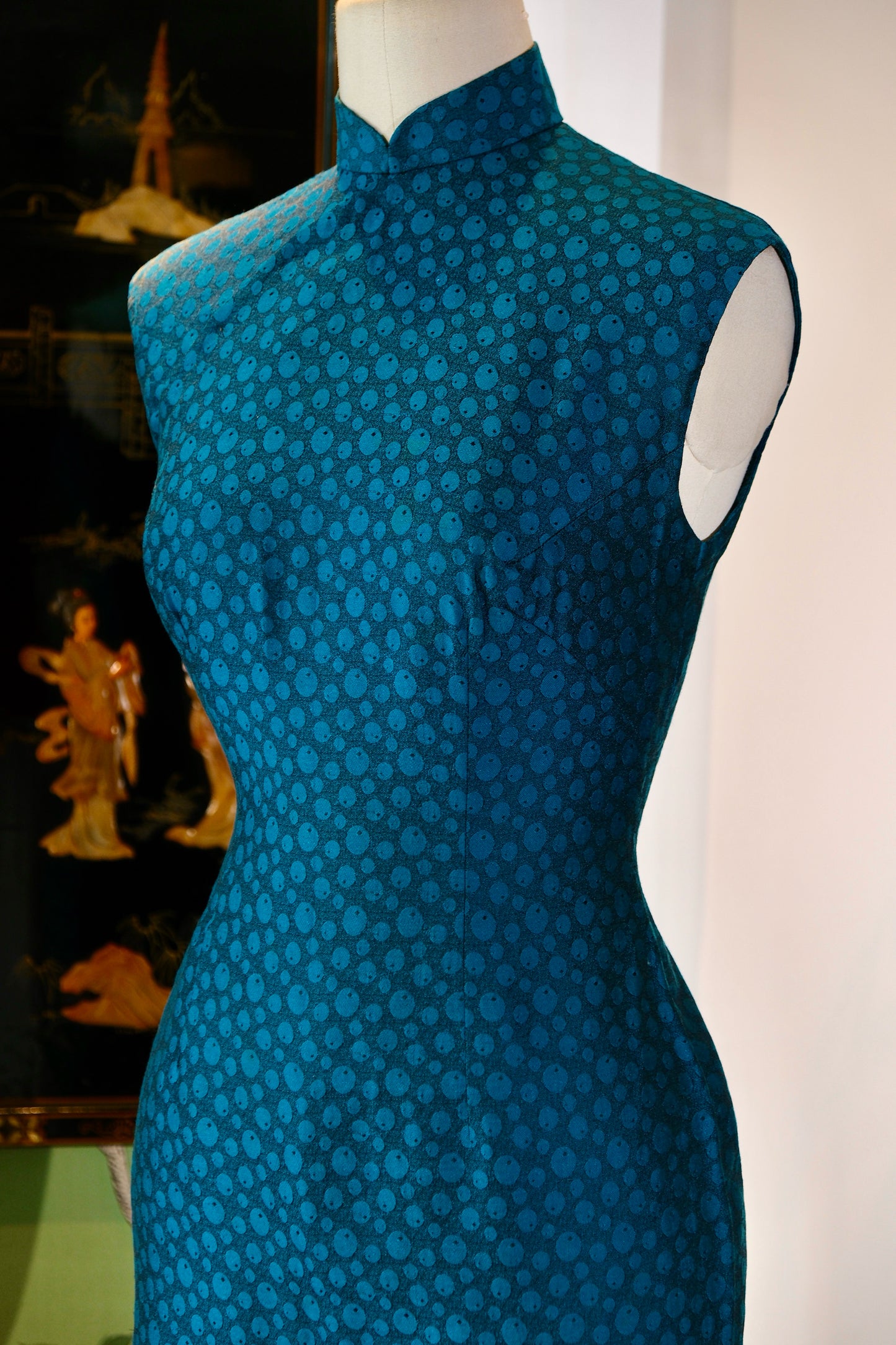 60年代 - 蓝调涟漪：一件六十年代港产提花旗袍的时光叙事 | 1960s - Peacock Blue Ripples: A Temporal Narrative of a 1960s Hong Kong Jacquard Qipao