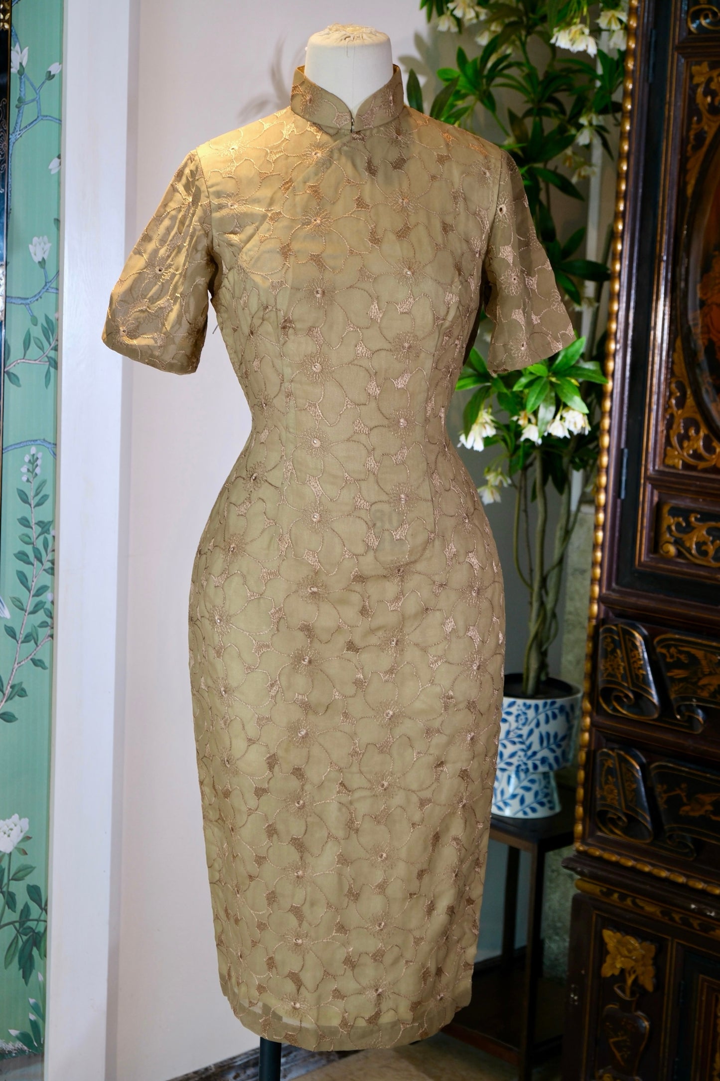 60年代 - 金蕊凝香：六十年代台湾机绣蕾丝旗袍的流金岁月 | 1960s - Condensed Fragrance in Golden Stamens: The Golden Years of a 1960s Taiwanese Machine-Embroidered Lace Qipao