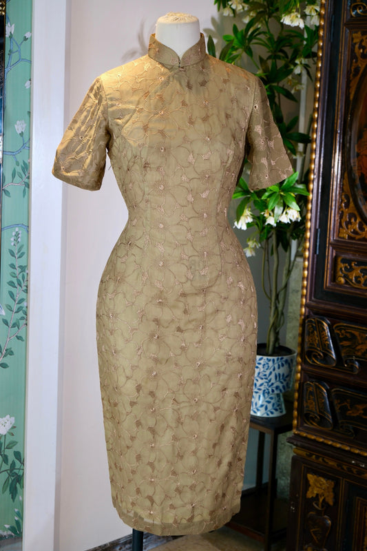 60年代 - 金蕊凝香：六十年代台湾机绣蕾丝旗袍的流金岁月 | 1960s - Condensed Fragrance in Golden Stamens: The Golden Years of a 1960s Taiwanese Machine-Embroidered Lace Qipao